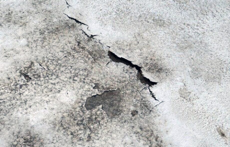 Splitting and cracking in commercial flat roof membrane caused by heat and material fatigue